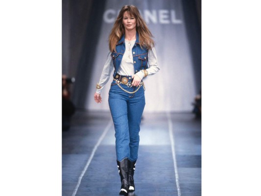 La modelo alemana Claudia Schiffer luego de varias apariciones en la revista Elle, sería elegida por Karl Lagerfeld para convertirse en el nuevo rostro de Chanel.