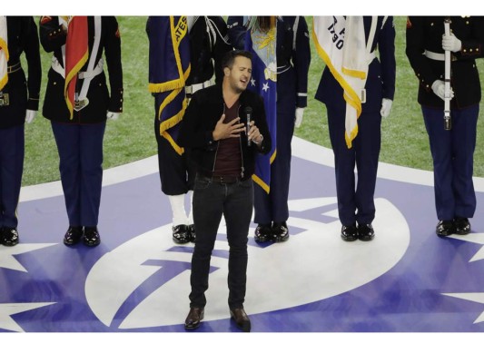 El cantante country Luke Bryan fue el encargado de cantar el himno nacional en la apertura