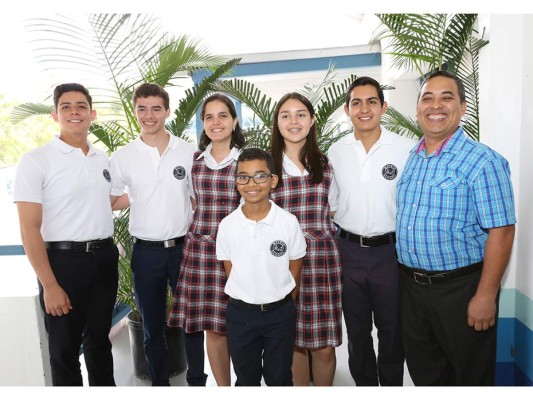 Macris School entrega reconocimiento al alcalde Nasry Asfura