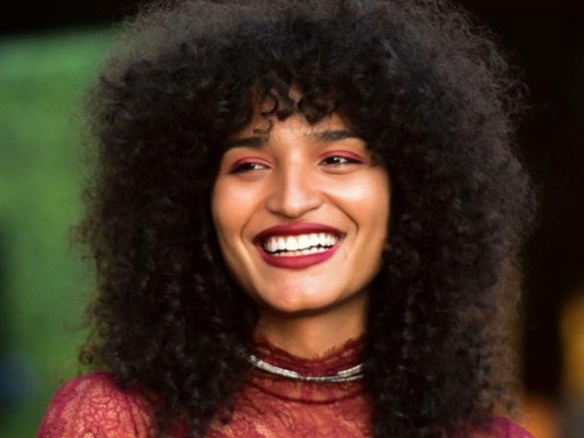 “Me identifico como persona no binaria, pero no hablo mucho al respecto”, aclaró Indya Moore, ya que siente que muchos no están listos para hablar seriamente sobre estos temas, pero es algo que realmente no le interesa por el momento.
