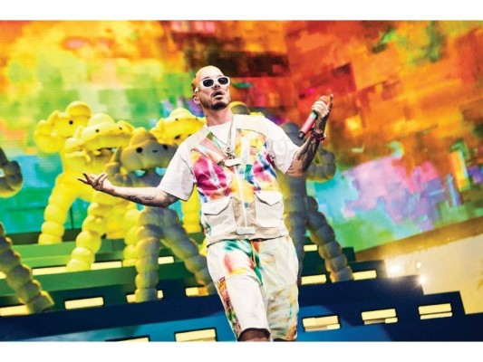 9. J Balvin<br/>Tiene 43.1 millones de seguidores. J Balvin es un artista de y para los millenials. Es un amante de los animales y describe a Enzo, su perro, como su propiedad más preciada, en su publicación más reciente se le puede apreciar el amor que le tiene a su mascota.