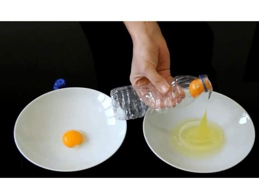 Separa la clara de la yema con una botella plástica. Algo bastante tedioso es separar las claras de las yemas, pero para hacerlo más fácil usa una botella plástica simplemente rompe el huevo en un plato y con la botella aspira la yema.