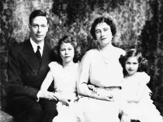Por otro lado, la soberana británica nació el 21 de abril de 1926. Ella es hija de Príncipe Alberto, Duque de York. Al ser la tercera en línea de sucesión, ella pensó que nunca iba a llegar a ser Reina. Sin embargo, cuando su tío, Eduardo VIII, abdicó al trono y su padre se convirtió en Rey, ella pasó a ser la única heredera.