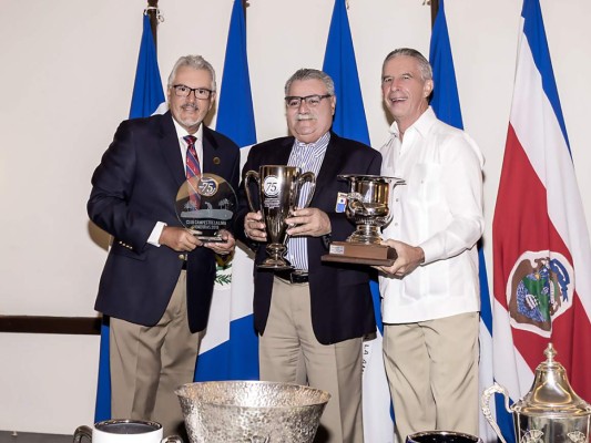 Julio Collier, Pascual Gargiulo, ganador del torneo de capitanes Caballeros Senior y Bruce Burdett.