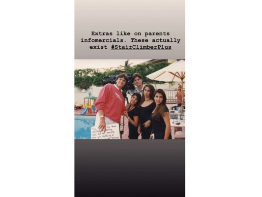 En estado pre-adolescente se encuentran Kim y Kourtney Kardashian sonriendo con Caitlyn Jenner