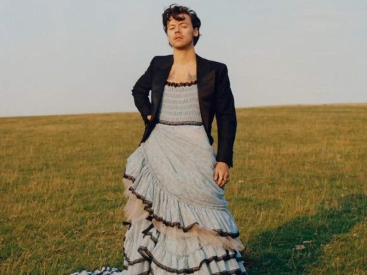 Para la portada, Styles ha posado con un elegante vestido Gucci de encaje.