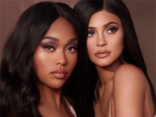 Jordyn y Kylie se conocieron en 2013, fueron presentadas por Jaden Smith quien era novio en aquel entonces de la Kardashian. Desde entonces ambas se volvieron inseparables. La multimillonaria hija de Kris le invitó a mudarse con ella y cómo si esto no fuera suficiente se ofreció pagar todas las cuentas de su amiga, inclusive hasta colaborar en una línea de maquillaje juntas