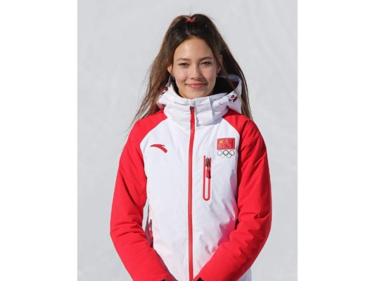 Eileen Gu es otra de las deportistas escogidas. Gu es una esquiadora acrobática que se ha llevado tres medallas en el campeonato mundial de ese deporte, además es una defensora de las mujeres en los deportes y de la juventud.