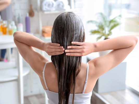 5. Mascarilla para pelo sin brillo<br/>Esta mascarilla solo te la puedes aplicar una vez al mes. Sus ingredientes: yogur y limón son muy poderosos y a la vez muy fuertes, por eso es recomendable usar con precaución. El yogurt te ayudará a limpiar el cuero cabelludo potenciando el crecimiento del pelo y aumentando la hidratación. Mezcla un yogur natural con dos claras de huevo y 2 cucharadas de zumo de limón. Aplica la mezcla por todo el cabello, seco o mojado, evitando las raíces y déjala actuar durante 30 o 40 minutos. Pasado ese tiempo, acláralo con agua fría.<br/>