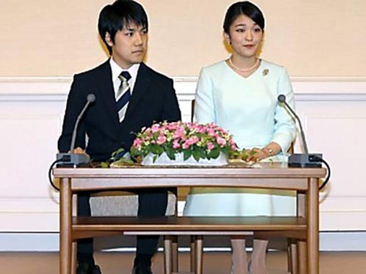 Los felices enamorados Kei Komuro y Mako anunciaron su compromiso matrimonial