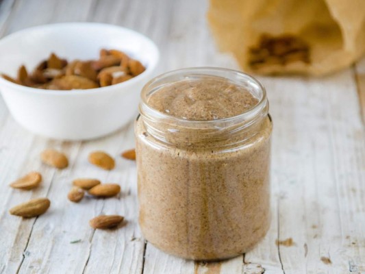 3. Piel suave. La combinación de manteca de cacao y el aceite de almendras ayudan a dejar la piel con una textura suave y fresca. Ambos ingredientes aportan vitamina E y antioxidantes, los cuales ayudan a regenerar la piel seca y áspera. La formula muy fácil, solo necesitas una cucharada de manteca de cacao y dos cucharadas de aceite de almendra. Funde la manteca de cacao al baño María y, cuando esté derretida, mézclala con el aceite de almendras. Espera que repose a temperatura ambiente, hasta que se solidifique y .aplícatelo todas las noches y al tercer día tendrás un resultado sorprendente.