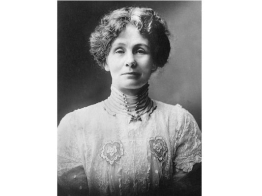 15. Emmeline Pankhurst fue una activista política británica y fundadora del movimiento sufragista el cual ayudó a las mujeres a ganar el derecho a votar en Gran Bretaña. Fundó en 1903 la Unión Social y Política de las Mujeres (Women's Social and Political Union o WSPU). Nombrada por la revista Time como una de las 100 personas más importantes del siglo XX.<br/>