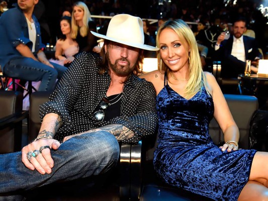 Billy Cyrus pública fotografia de Tish Cyrus junto a contenedor de marihuana