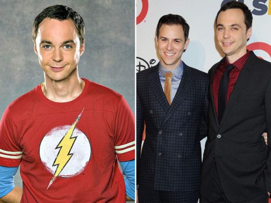 Jim Parsons. El simpático actor, que interpreta a Sheldon en “The Big Bang Theory”, tiene una relación con un hombre desde hace 10 años. Y es que su secreto mejor guardado salió a la luz durante una conferencia de prensa. Antes de su relación con Todd Spiewak fue novio de la también actriz Kaley Cuoco, con quien mantuvo una relación de dos años, muchos dijeron que era para taparle el ojo al macho.