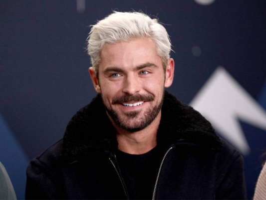 Los hombres que se han teñido el cabello en rubio platinado