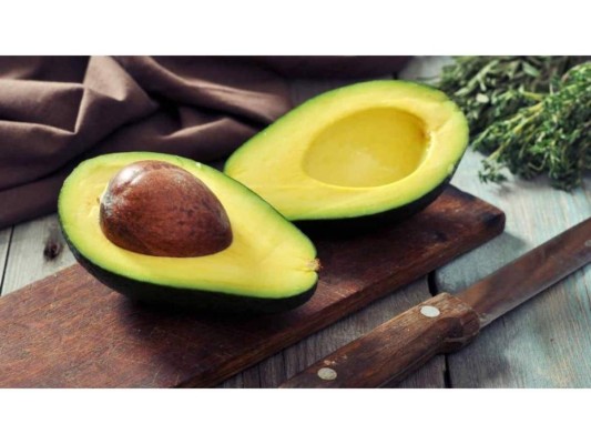 1. Aguacate<br/>La semilla de aguacate cuenta con un alto contenido de fibra que ayuda a equilibrar los niveles de colesterol, y de esta manera ayudar a la salud cardiovascular y al tratamiento de hipertensión, enfermedades inflamatorias y diabetes. La cáscara del aguacate contiene fibras y antioxidantes favorables<br/>