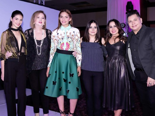 Amy Silva, Lily Sucrovish, representante de Royale Imprex; Génesis Santos, Vivian Reyes, Roxana Iglesias de Coty Inc y el maquillista Carlos Cuestas. Foto: Daniel Madrid