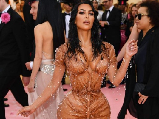 Un amor por la moda que no conoce límites<br/>La empresaria ha tenido demasiados looks icónicos para nombrarlos a todos, pero el ajustado vestido Thierry Mugler de Kim fue uno de los atuendos más comentados en la Met Gala 2019.<br/>Sin embargo, hubo un problema importante con el vestido encorsetado. Hablando en su reality show, Kim reveló: 'Honestamente, si es una emergencia, creo que me orino en los pantalones y luego hago que mi hermana me limpie la pierna. Ni siquiera estoy bromeando'.<br/>