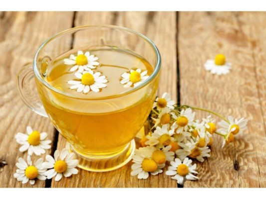 Infusión de manzanilla: La manzanilla contiene increíbles propiedades que lograran favorecer el sistema digestivo. Por tanto, logra prevenir las náuseas y alivia el estómago cuando ocurre el vómito.