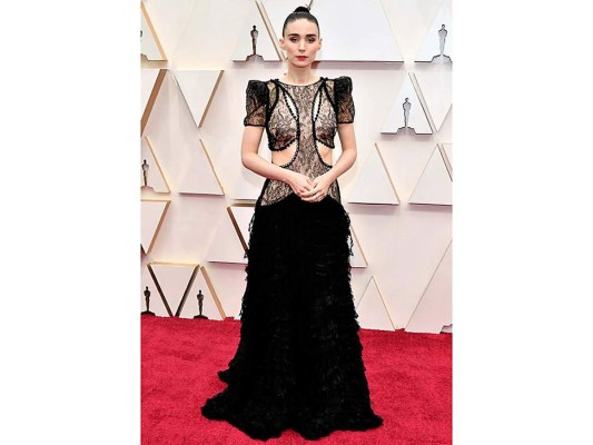 Rooney Mara apareció con un vestido negro con encaje, aberturas y falda de tul de Alexander McQueen