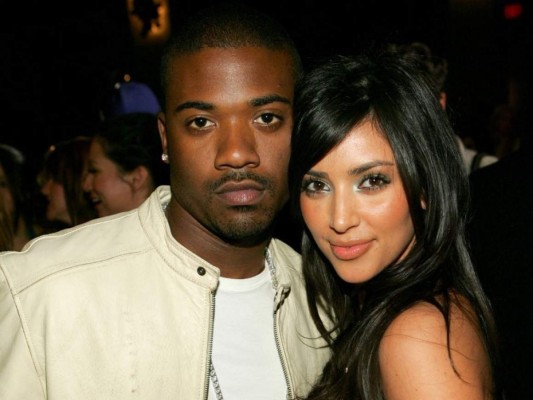 El infame video sexual<br/>Este fue el que, posiblemente, llevó a Kim a la mega fama. Ella aún era relativamente desconocida antes de que su video sexual con su ex novio, Ray J, se volviera viral en 2007 y desde entonces ha sido visto más de 150 millones de veces.<br/>