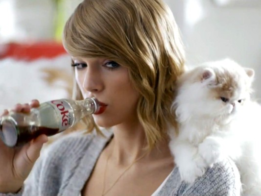 Tylor Swift, y su gata Olivia Benson, mascota con la que se le ve habitualmente pasear por las calles de Nueva York.