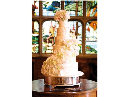 Una boda ecléctica. Existe un regreso a la boda clásica elegante con mesas montadas estilo mayordomo sobre telas profusas de color, pasteles dramáticos y arreglos florales formales. A este tipo de boda le puedes dar un aire ecléctico al realizarla al aire libre, al atardecer y con muchos toques de dorado.<br/>