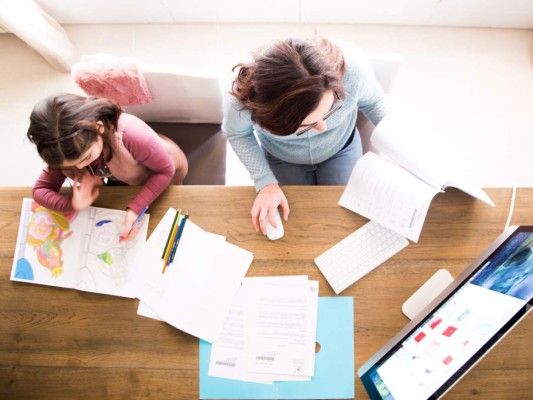 8. No pones límites. Al estar todos en casa es fácil caer en la tentación de compartir más tiempo en familia pero es necesario informar a tus hijos, padres, pareja o las personas con quien vivas que tienes un horario de trabajo y que agradecerás las mínimas interrupciones durante ese tiempo. Eso permitirá que avances con tus obligaciones y a las 5 ó 6 de la tarde podrán compartir todos. Idealmente busca un espacio en el que no interrumpas las actividades normales de la casa ni te las interrumpan a ti.