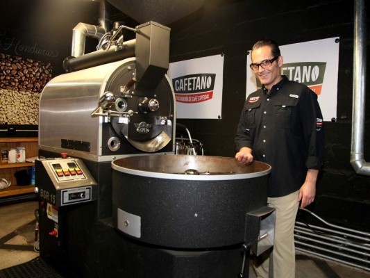 Mirko Cuculiza muestra el proceso de selección de grano y el proceso de la tostadora de café (Foto Marco Rico)