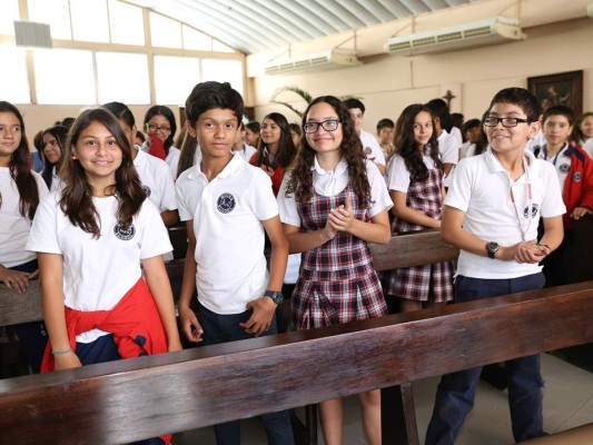 Macris School entrega reconocimiento al alcalde Nasry Asfura