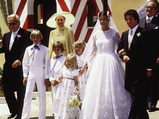 Carolina de Mónaco. Sin imaginar que sería un matrimonio muy breve, el 29 de junio de 1978 la princesa rebelde se casó con Philippe Junot. Joven y radiante, se veía feliz en un sencillo vestido de Marc Bohan para Dior elaborado en encaje, con mangas globo y cintura marcada. La novia de 21 años llevaba el pelo recogido en un moño bajo con dos adornos florales laterales que sujetaban el velo y que iban a tono con su bouquet en forma de cascada de flores blancas.