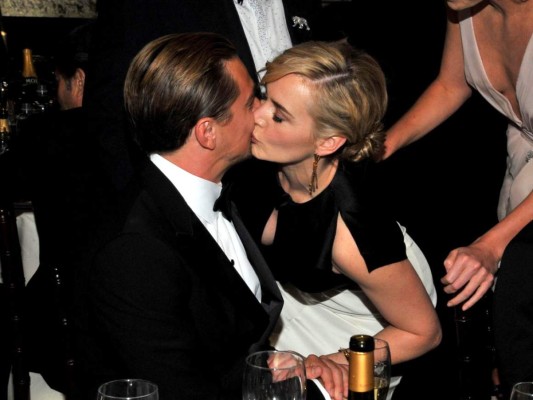 La amistad y complicidad entre Leo no es ningún secreto. En una divertida pose en la que Kate besa la barba de su amigo Leo en la entrega de los Oscar 2012