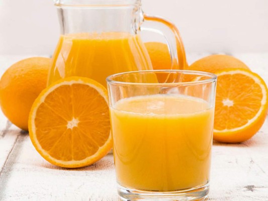 Jugo de naranja. El jugo de naranja natural sin persevantes , disminuye la cantidad de radicales libres en el cuerpo y ayuda a controlar el nivel de colesterol gracias a sus grandes cantidades de flavonoides.