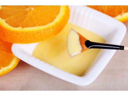 Mascarilla de naranja: Gracias a sus propiedades antioxidantes elimina completamente la grasa e impurezas del cabello, por lo que el brillo vuelve ya que actúa como un acondicionador.