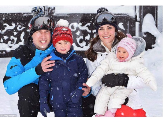 Vacaciones secretas: Los duques de Cambridge invitaron solo un fotógrafo para capturar las primeras vacaciones familiares con el príncipe George (dos años) y Charlotte (10 meses). <br/>