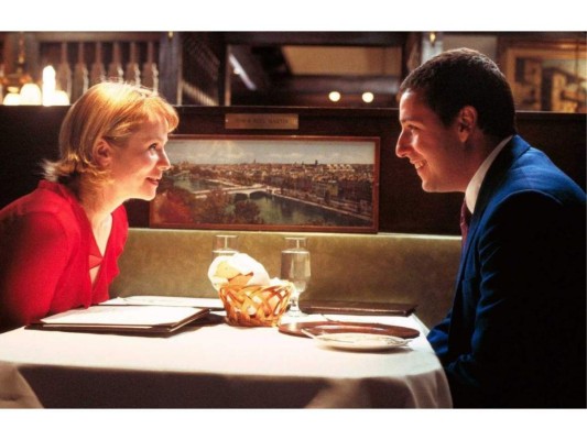 3. Punch-Drunk Love / Embriagado de amor (2002).<br/>Se destaca como la primera cinta en la que Sandler tiene un protagonista serio. Su papel como el introvertido Barry Egan le quedó fenomenal, creando una narrativa distinta y poderosa.