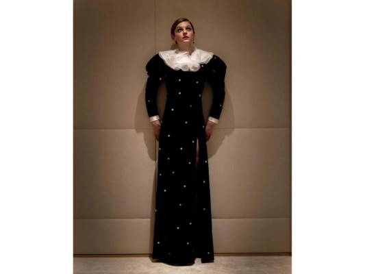 Emma Corrin: además de llevarse el Golden Globe como Mejor Actriz, Corrin deslumbró rompiendo la tradición, luciendo un traje andrógino de Miu Miu.