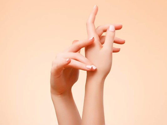 1. Exfoliante natural de aceite de ricino y azúcar ayuda a eliminar la piel muerta de las manos y a reducir la sequedad. Es ideal para revitalizar la piel tras manipular productos químicos de limpieza o entrar en contacto con el polvo, entre otras sustancias, ya que el aceite de ricino es antibacteriano. Su preparación es fácil, dos cucharadas de aceite de ricino y una cucharada de azúcar grueso, se mezcla hasta formar una pasta granulada. Al aplicarlo solo se humedece las manos y aplícales la mezcla, masajeándolas entre sí. Déjalo actuar 15 minutos y enjuaga con agua tibia. Repite su aplicación 2 o 3 veces a la semana.