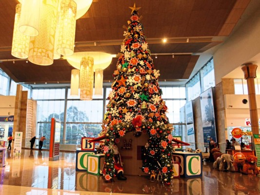 Árbol de Navidad XL en el área de food court de City Mall