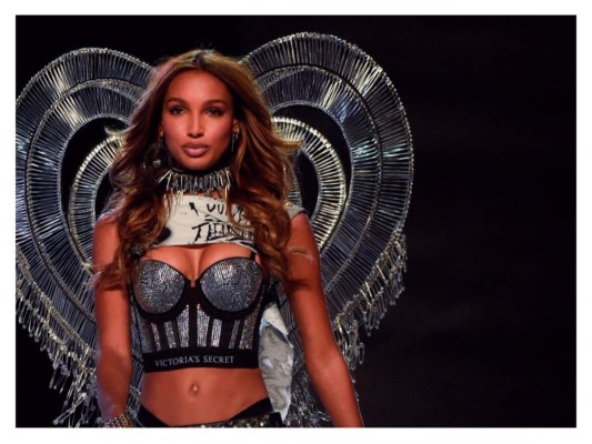 Jasmine Tookes durante el desfile