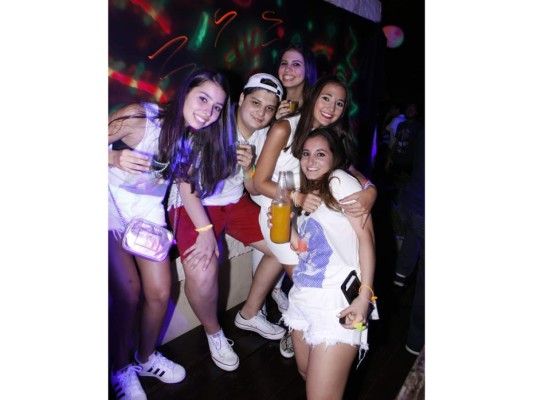 Neon party en residencia Andonie