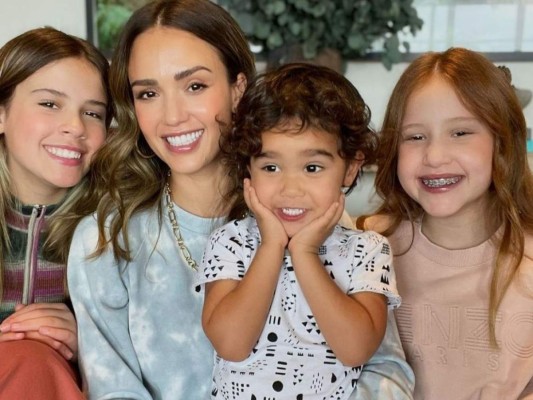 Jessica Alba agradeció a sus tres pequeños por darle esperanza, sueños, posibilidades que pensó que no existían y el coraje de siempre seguir adelante.