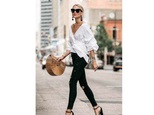 Contrasta Colores: ni se te ocurra decir que no puedes ir al evento solo porque no tienes un total white look. Puedes apegarte excelentemente al dress code tan solo con una pieza en color blanco y combinarla con otras prendas en colores que hagan el match perfecto para el look que quieras mostrar. Negro y blanco nunca es una mala elección
