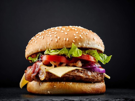 La hamburguesa cuenta con una amplia trayectoria. Fue creada en el siglo XIX cuando un filete de carne picada fue colocado entre dos rodajas de pan, sin embargo, hay quienes dicen que la hamburguesa tiene su antecedente en las tribus mongolas y turcas, que en el siglo XIV cortaban carne en tiras para hacerla más comestible.