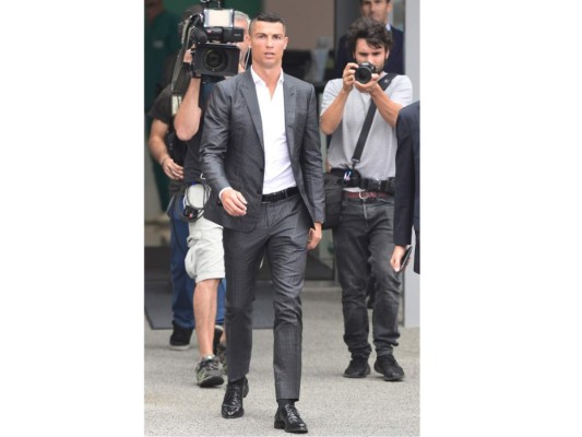 Cristiano Ronaldo levanta su nueva camiseta