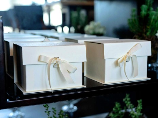 Delicadas cajas grabadas con las iniciales de la niña contenían los recuerdos del bautizo