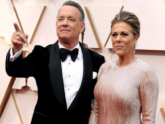 Tom Hanks y Rita Wilson<br/><br/>El jueves 12 de marzo, Hanks dio la noticia a través de su Instagram que él y su esposa habían resultado positivos para el coronavirus. El actor dijo que habían contraído el virus mientras estaban en Australia.<br/><br/>
