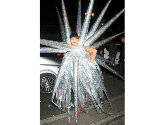 Convertida en una estrella inflable de múltiples puntas de las que difícilmente logró surgir mientras promovía The ARTPOP Tour