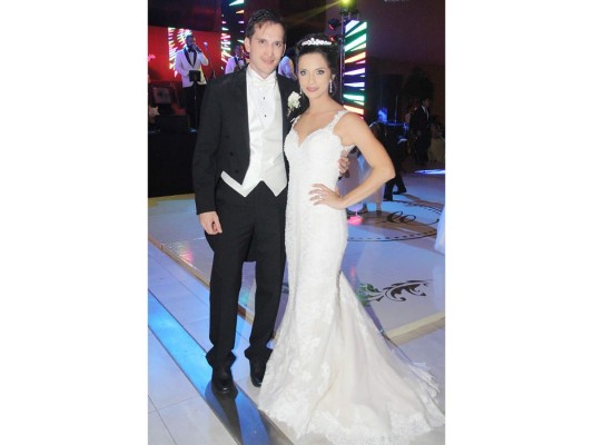 Abel Fonseca y Claudia López, en su fiesta nupcial en el Copantl Convention Center. Foto:Alex Muñoz