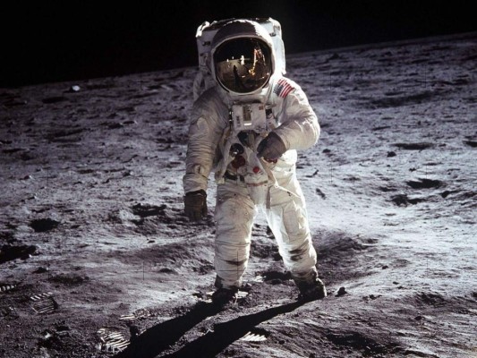 Un hombre en la luna<br/>Buzz Aldrin pudo haber sido el segundo hombre en estar en la luna, pero ha sido el único hombre fotografiado en ella. Neil Armstrong tomó la foto fuera de este mundo (¿entienden?) en 1969.<br/>